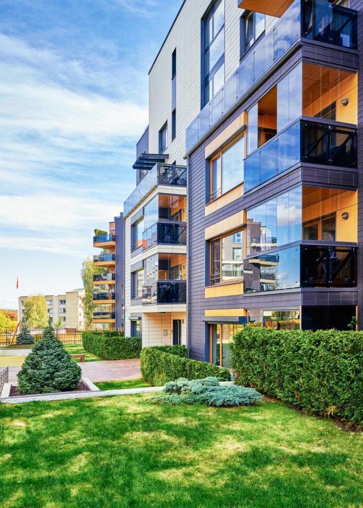 Immobilien – modern complex apartment residential buildings with green trees outdoor facilities